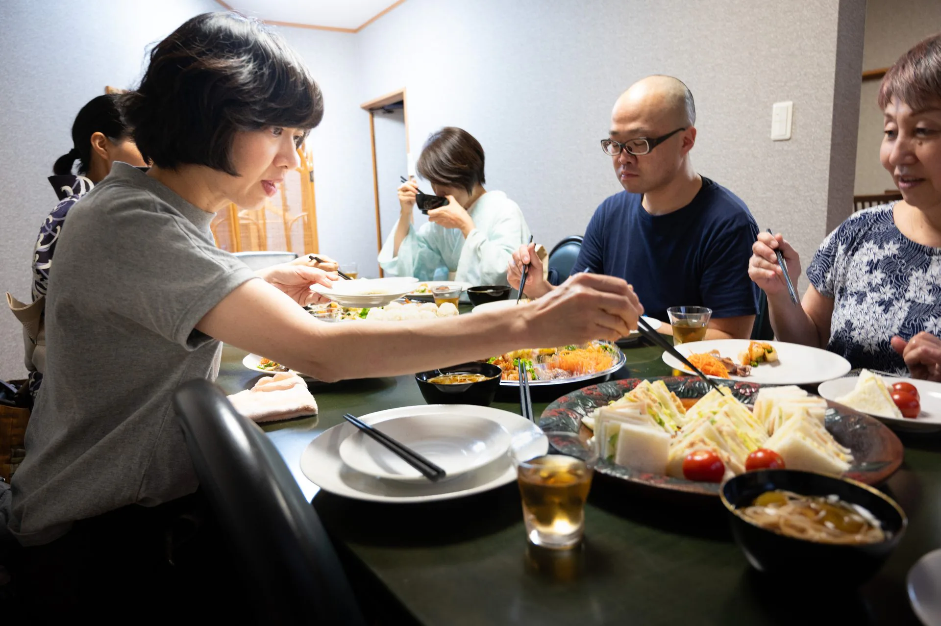 同じ食卓を囲んで食事を楽しむ家族や仲間