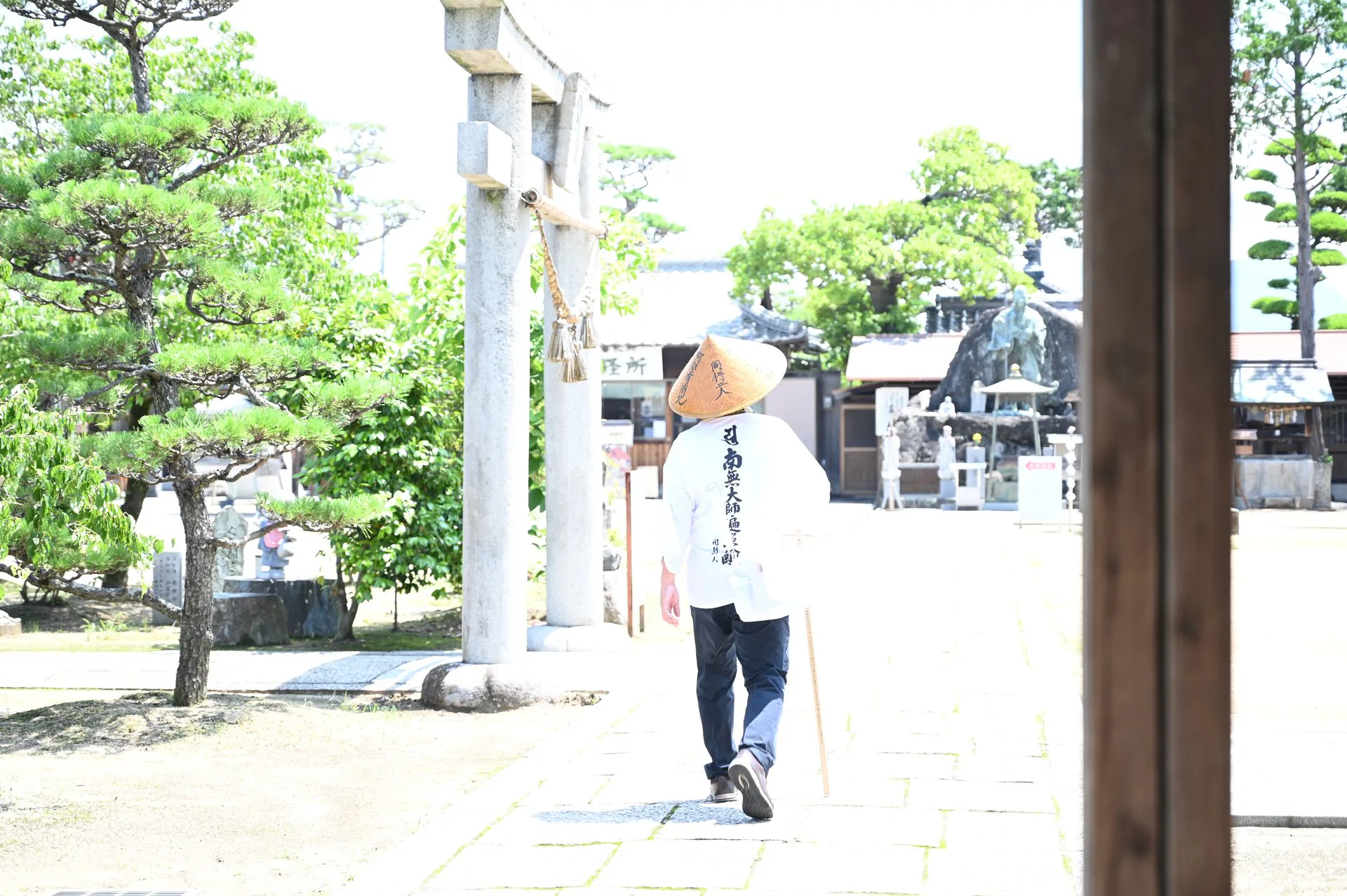 四国の札所を歩くお遍路の姿