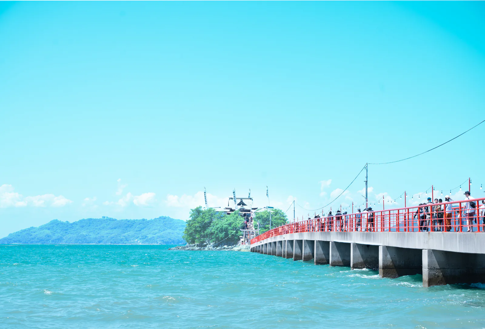青空の下、瀬戸内の海へ伸びる赤い橋