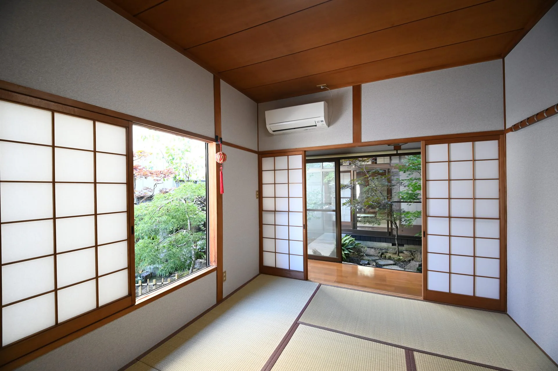 庭を望む畳敷きの和室