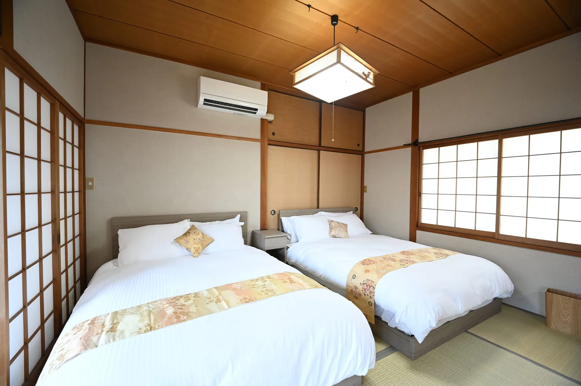 畳の部屋に並ぶ2台のベッド